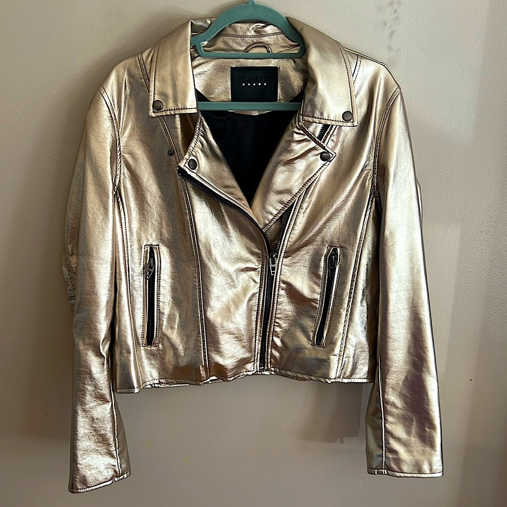 Show stopping gold jacket.